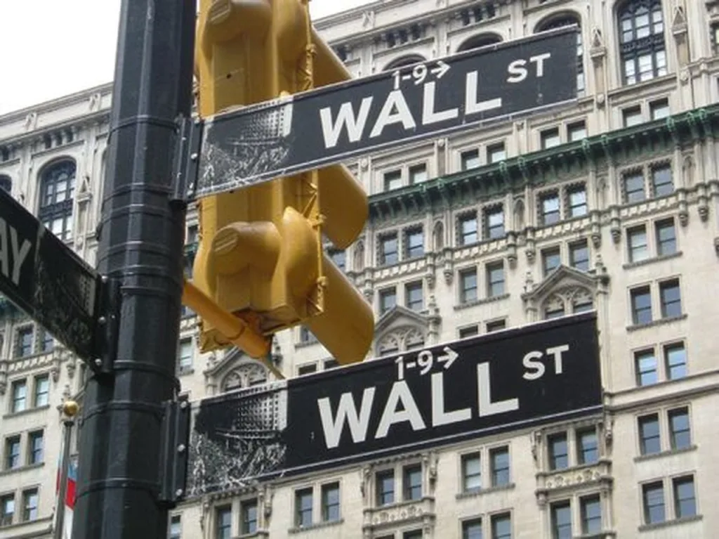 O S&P 500 opera em alta na manhã desta quarta-feira (24), buscando uma estabilização frente à volatilidade dos últimos dias.