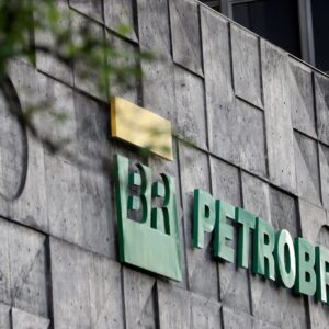 A ação da Petrobras (PETR4) encerrou esta quinta-feira em alta de 0,18%, valendo R$ 28,24.