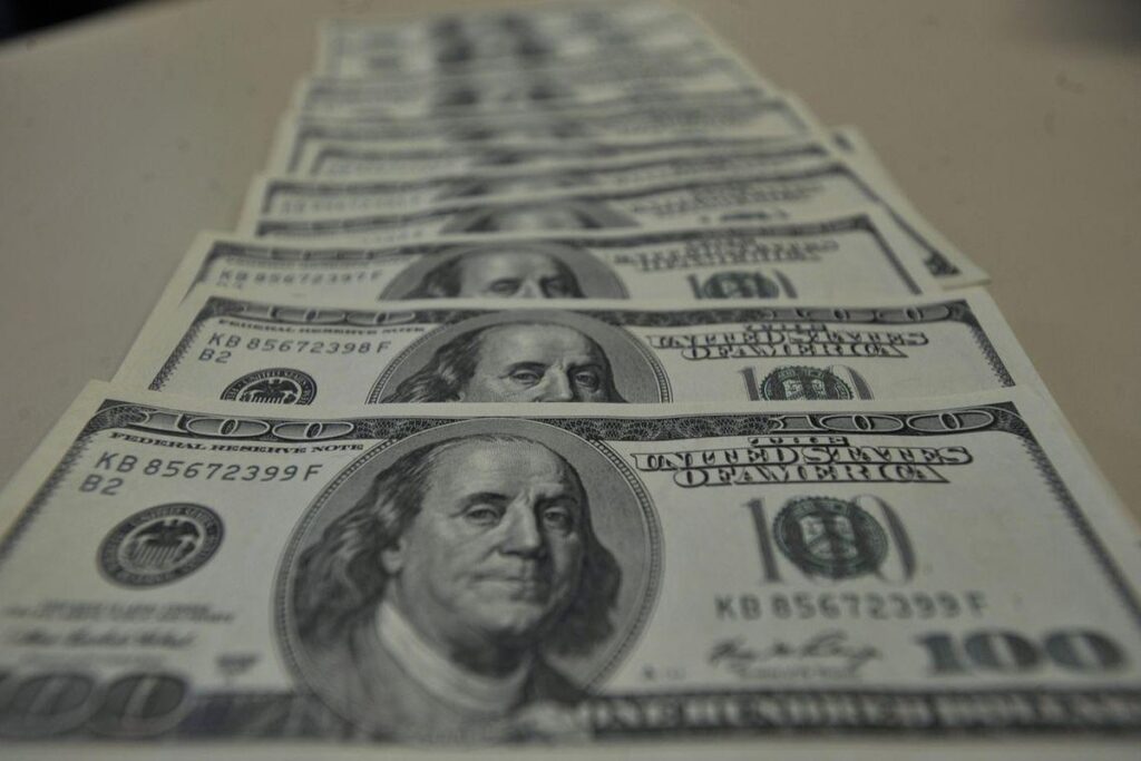  O dólar encerrou a sessão da última quarta-feira (16) em em alta de 0,34%, cotado a R$ 5,1062 na venda.