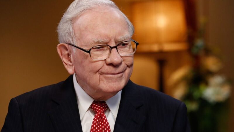 Warren Buffett: Veja 4 livros recomendados pelo mega investidor