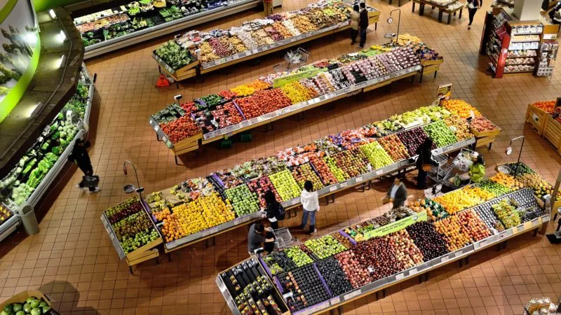 Confiança do consumidor cai 3,2 pontos em dezembro, a 78,5 pontos