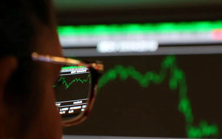 Ibovespa atinge 115 mil pontos e zera perdas em 2020