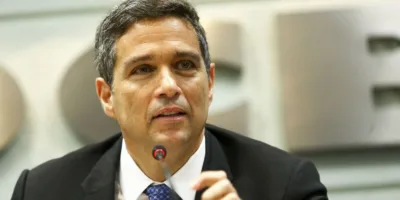 Investir em vacina é mais barato que prorrogar auxilio, diz Campos Neto