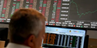 Ibovespa tem alta de 0,5%, a 115 mil pontos; dólar cai 0,4%, negociado a R$ 5