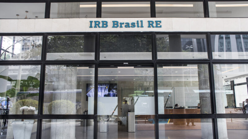 IRB (IRBR3) registra prejuízo de R$ 273 mi em maio e continua ciclo de baixas; ações caem