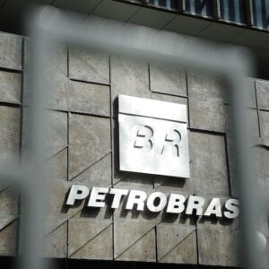 Petrobras (PETR4) reduz efetivo em plataformas após surtos de Covid-19