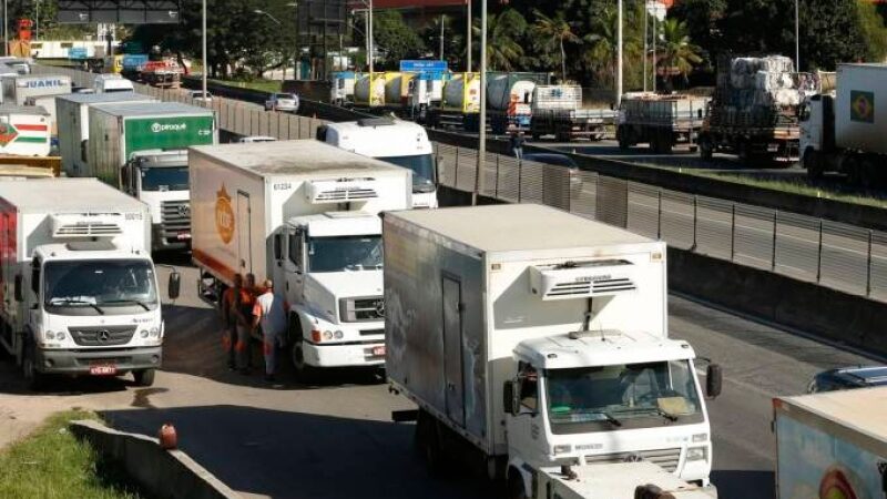 Para frear greve dos caminhoneiros, governo sinaliza redução de imposto sobre diesel