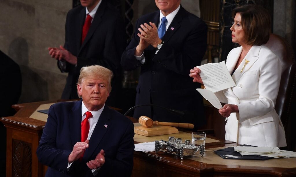 Nancy Pelosi rasga cópia de discurso de Trump no Congresso, em fevereiro de 2020.