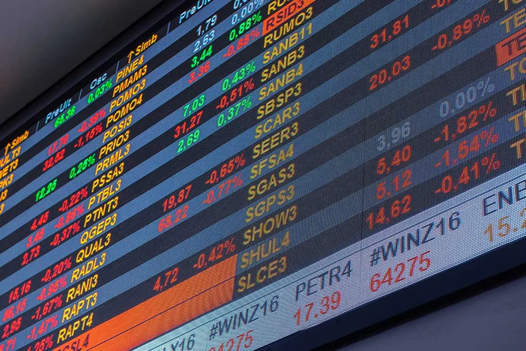 Em meio a um cenário corporativo movimentado, o Ibovespa descolou o exterior e opera em campo positivo.