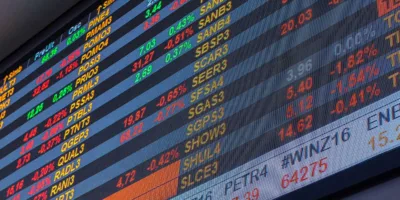 Ibovespa abre último pregão da semana em queda; Covid-19 e mercado dos EUA no radar