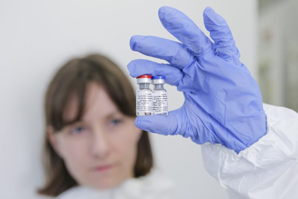O órgão regulador de Saúde russo informou que a segunda vacina do país, a EpiVacCorona, é 100% eficaz.