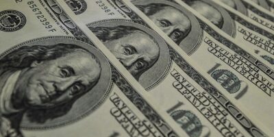 Dólar opera em alta de 0,3%, negociado a R$ 5,37