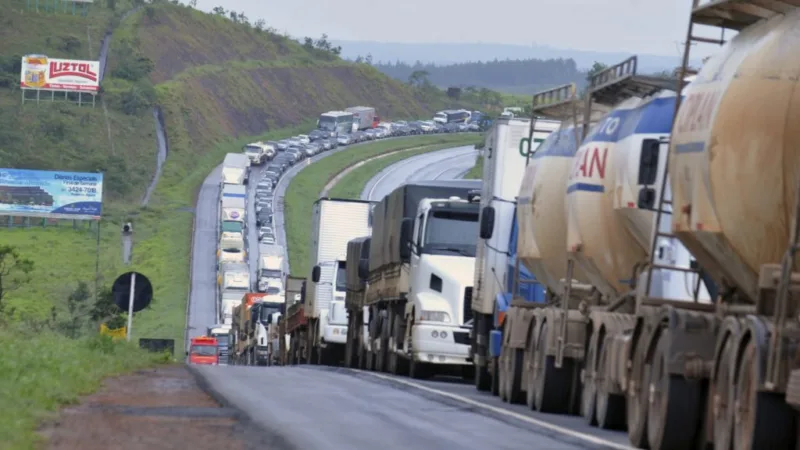Greve dos caminhoneiros: Justiça proíbe bloqueios na BR-101