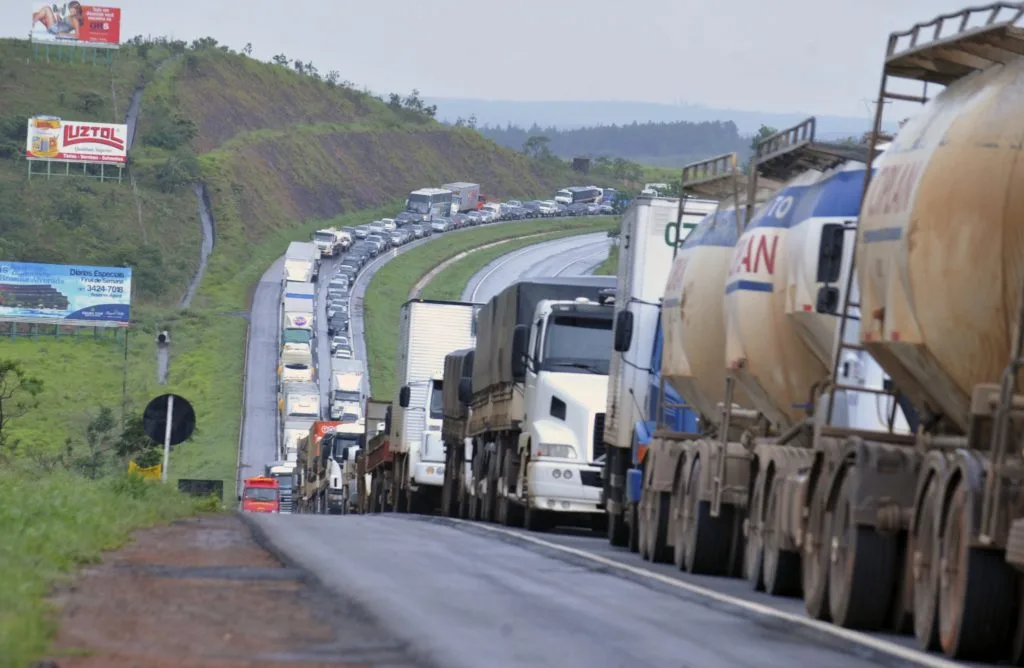 Greve dos caminhoneiros: Justiça proíbe bloqueios na BR-101