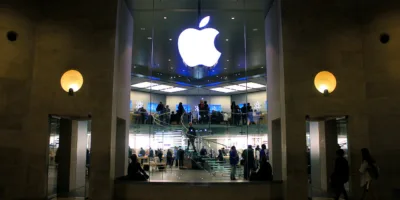 Apple bate US$ 100 bi em receitas apoiada em vendas de iPhone; ações afundam
