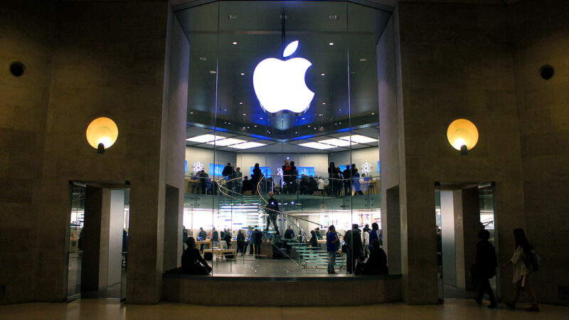 Apple bate US$ 100 bi em receitas apoiada em vendas de iPhone; ações afundam