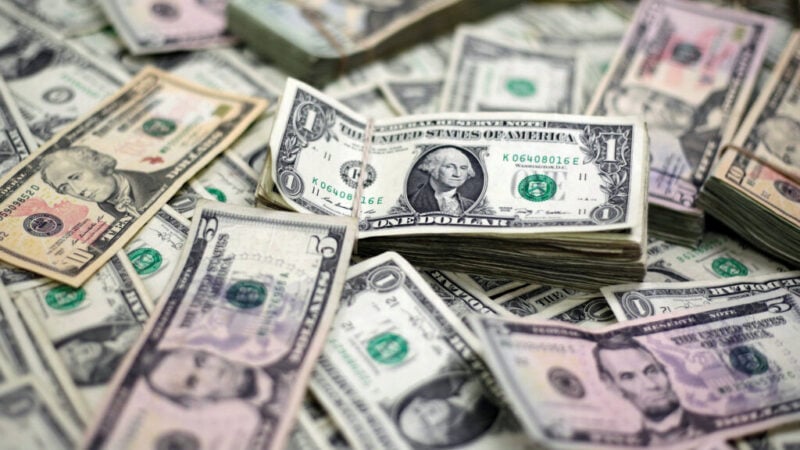 Dólar encerra em queda de 3,289%, cotado em R$ 5,3226