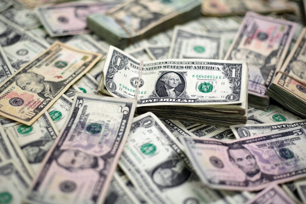 Na última sessão, segunda-feira (11), o dólar encerrou o pregão em alta de 1,608%, negociado a R$ 5,50.