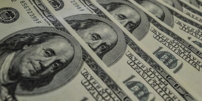 Dólar opera em forte alta de 1,2%, negociado a R$ 5,41