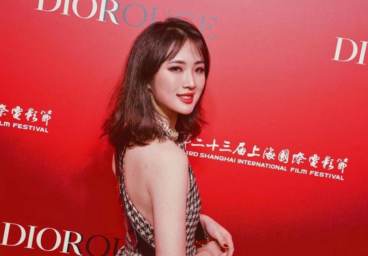 A filha do CEO da Huawei sofreu duras críticas em suas habilidades de canto e dança.