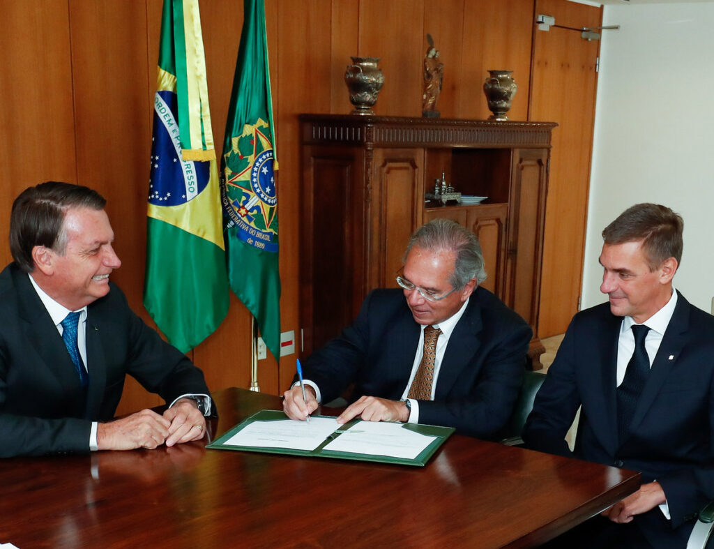 Presidente Jair Bolsonaro, ao lado do ministro Paulo Guedes e André Brandão, na posse da presidência do Banco do Brasil.