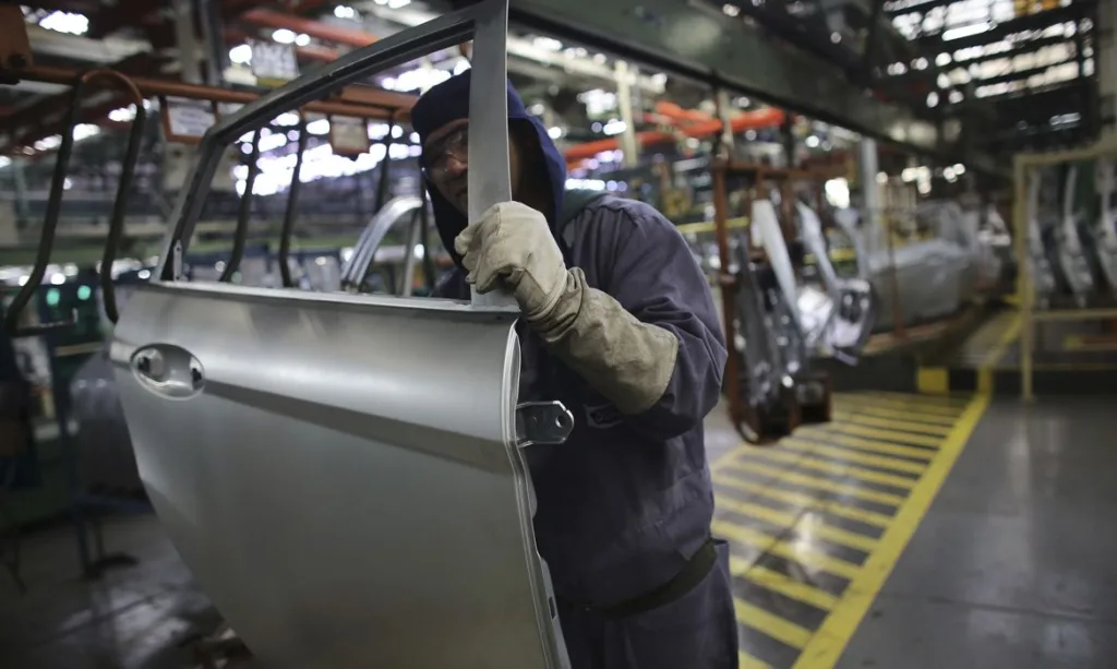 Produção industrial avança 1,2% em novembro, aponta IBGE