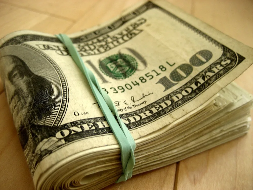 O dólar hoje ampliou os ganhos da véspera e fechou em nova alta