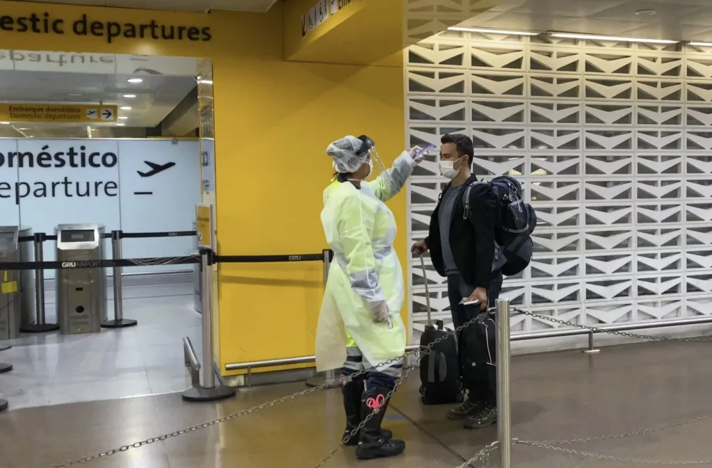O chefe do CDC dos EUA assinará a exigência de testes negativos para o coronavírus de todos os viajantes aéreos internacionais.