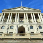 Dividido, Banco da Inglaterra (BoE) segura juros e abre porta para cortes