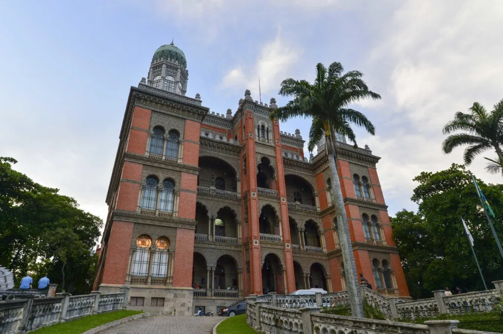 Sede da Fiocruz, no Rio de Janeiro. Fundação procura adquirir novas doses da vacina da AstraZeneca.