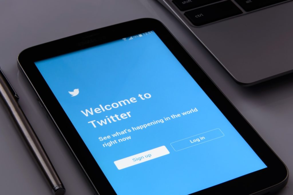 Ações do Twitter caem após decisão de banir Donald Trump