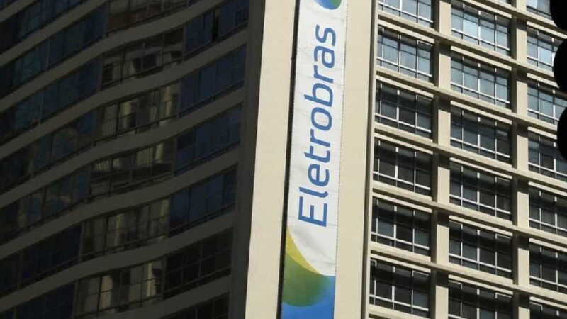 Eletrobras (ELET3): Safra rebaixa rating devido às incertezas sobre privatização