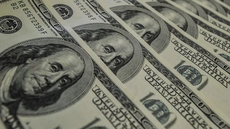 Dólar tem queda de 0,2%, negociado abaixo dos R$ 5,50