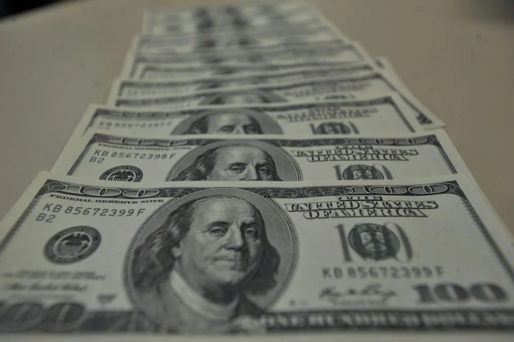 Na última sessão, o dólar encerrou o pregão em queda de 1,9%, negociado a R$ 5,21.