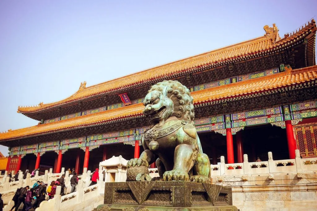 Bolsas da Ásia no vermelho: Setor imobiliário da China e rigidez dos BCs
