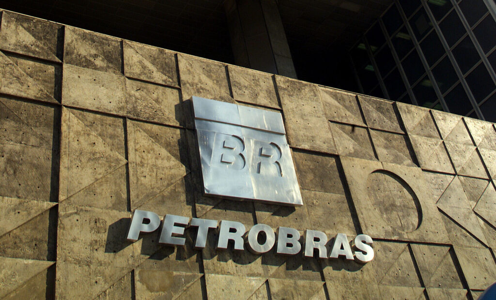 Por volta das 15h30, a ação da Petrobras (PETR4) operava em alta de 1,94% aos R$ 27,91.