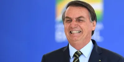 Bolsonaro edita MP que permite compra de vacinas sem registro na Anvisa
