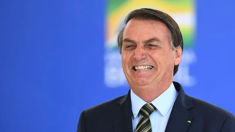 Bolsonaro edita MP que permite compra de vacinas sem registro na Anvisa