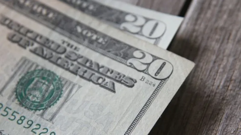 Dólar sobe 1,608% e vai à R$ 5,5036, maior nível em dois meses