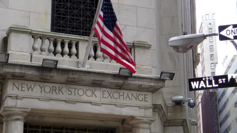 S&P 500 derrete 1,93% com especulação e covid-19 no radar; bolsas mundiais acompanham