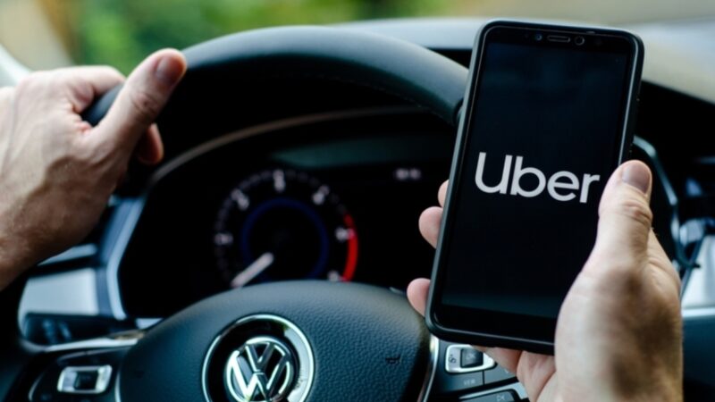 Uber oferece contas bancárias a motoristas em parceria com a Digio, do Bradesco (BBDC4) e BB