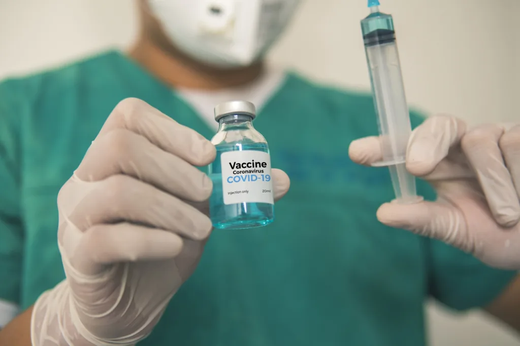 A vacina da Johnson & Johnson possui uma eficácia de 66% em casos moderados e graves do novo coronavírus (Covid-19).