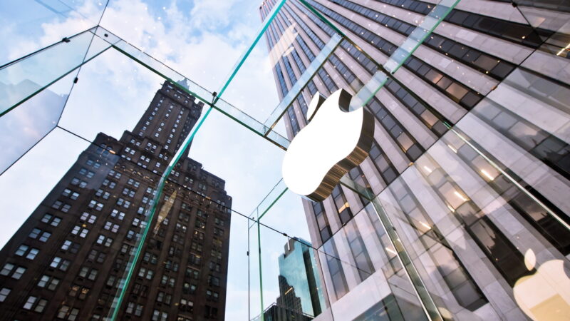 Ações da Apple negociam a níveis recordes antes de resultados trimestrais