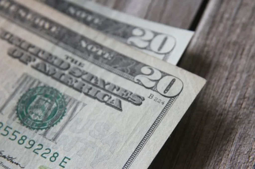 Na última sessão, sexta-feira (22), o dólar encerrou em alta de 2,142%, negociado a R$ 5,479.