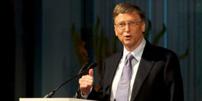 Bill Gates recebe primeira dose da vacina e diz que é “benefício de ter 65 anos”