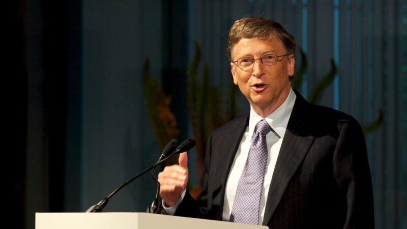 Bill Gates recebe primeira dose da vacina e diz que é “benefício de ter 65 anos”