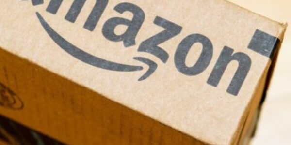 Amazon supera expectativa de lucro, mas decepciona em guidance; ação cai 3%