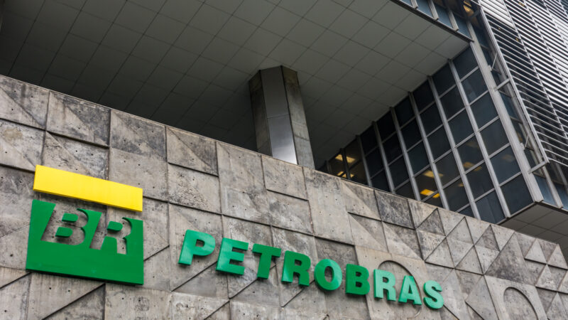 Por volta das 16h25, a ação da Petrobras (PETR4) operava em queda de 3,90%, valendo R$ 28,30.