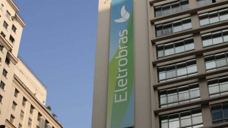 Eletrobras (ELET3) deve ser quebrada antes da privatização, defende relator