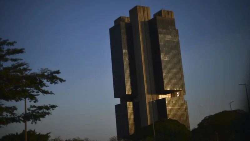 Membros do Copom questionam a permanência da Selic em mínima histórica